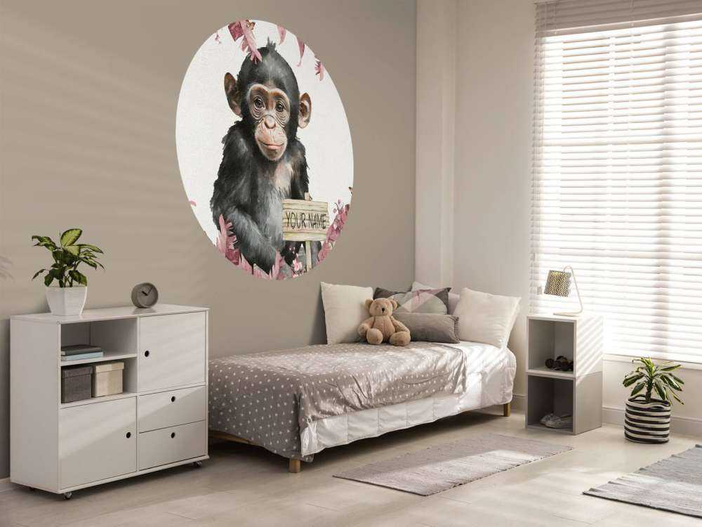 Baby scimpanzé nella giungla rosa