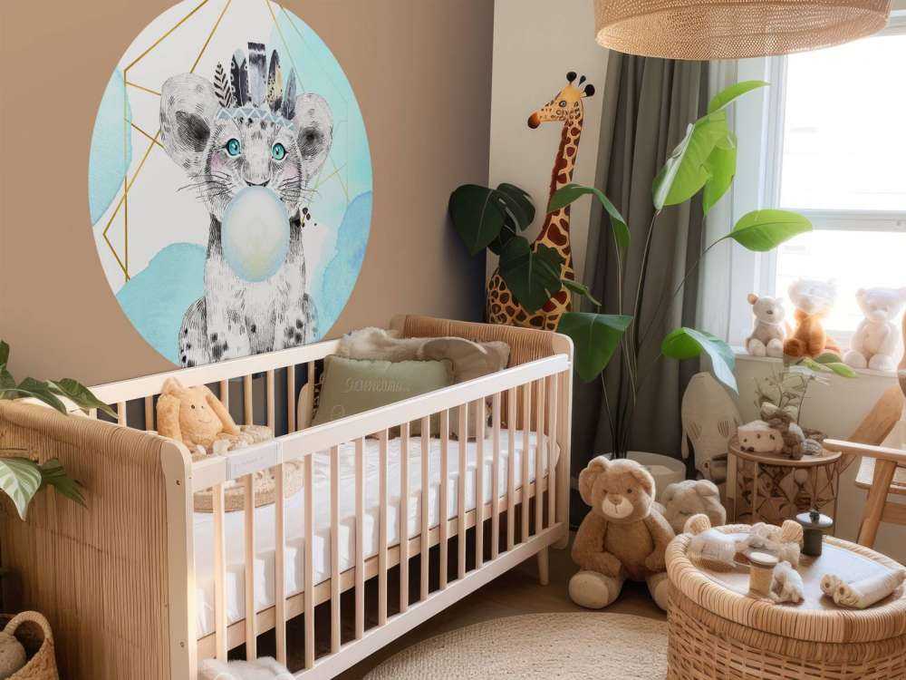 Cucciolo di leone indiano con campana di gomma da masticare