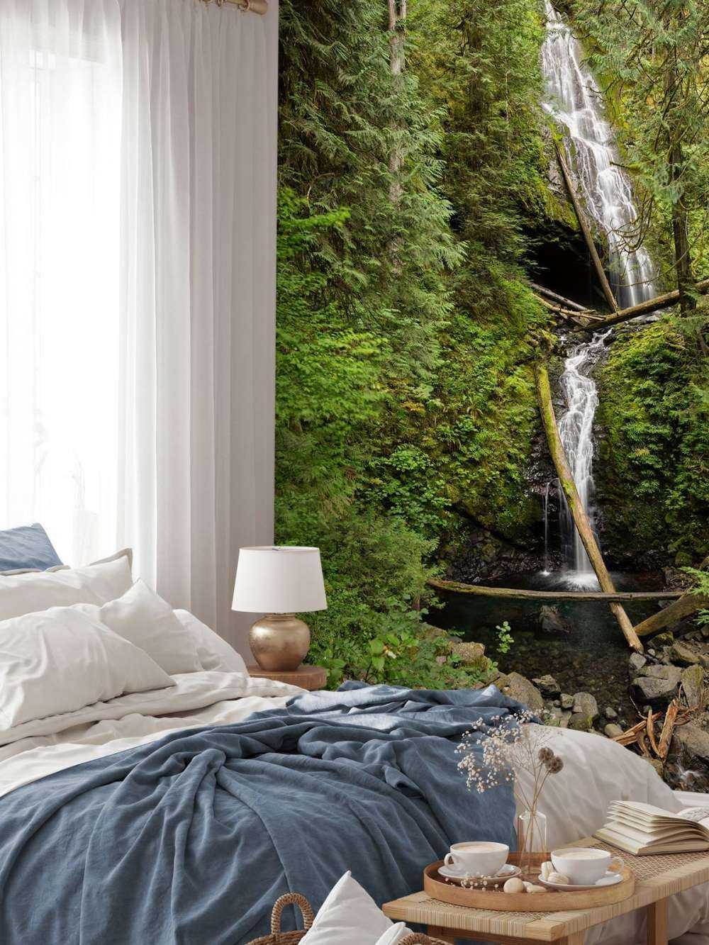 Cascata con alberi caduti