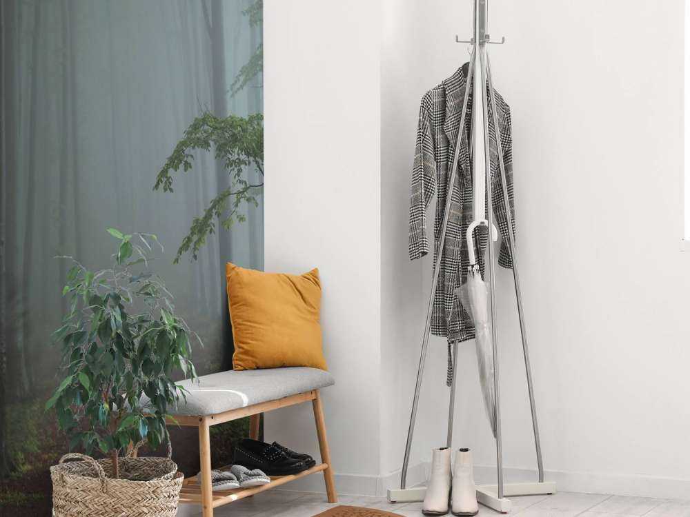 Panorama forestale nebbioso