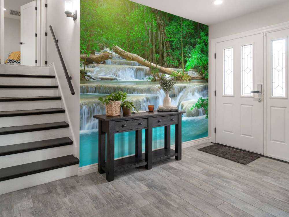 Ampia cascata nella foresta