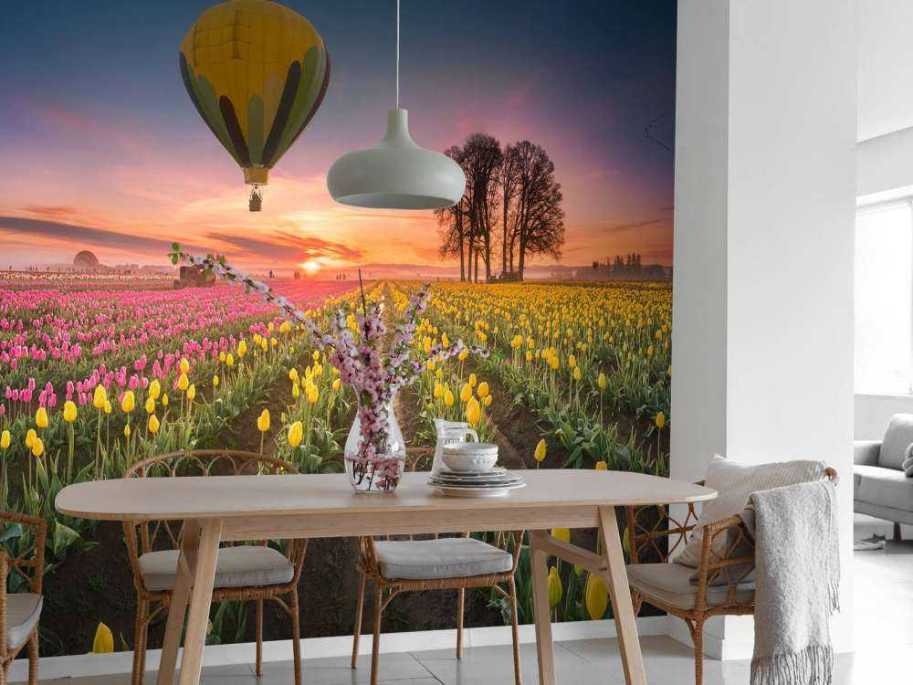 Campo di tulipani rosa e gialli