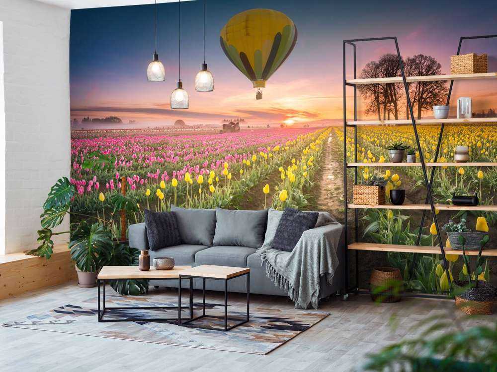 Campo di tulipani rosa e gialli