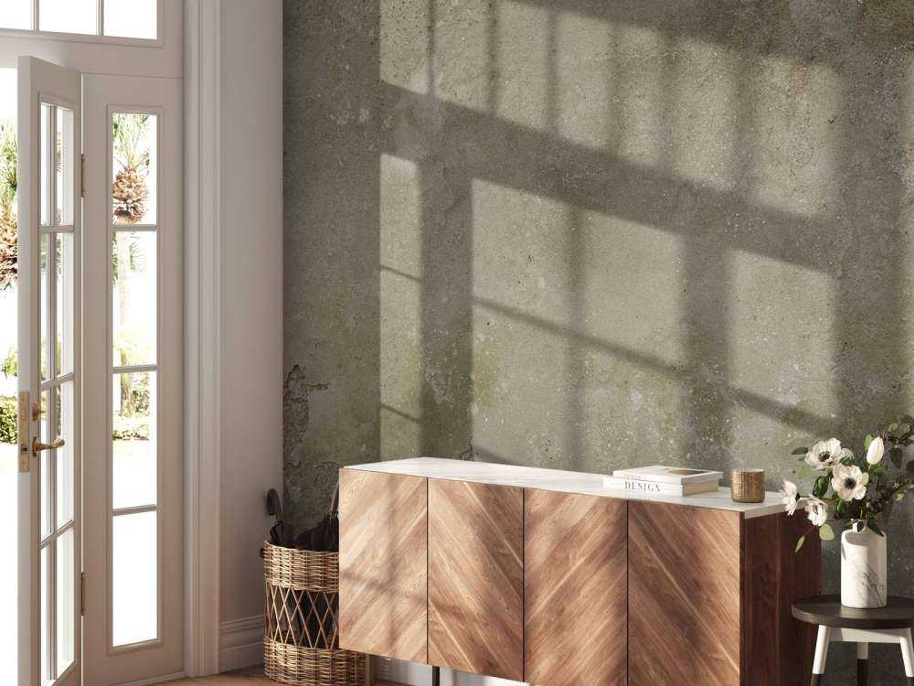 Vecchio muro con stucco rovinato dalle intemperie