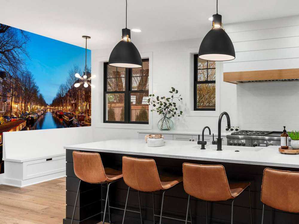 Case galleggianti lungo il canale illuminato