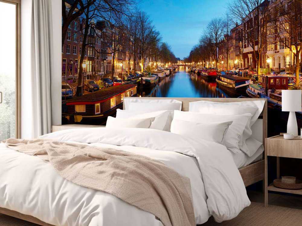 Case galleggianti lungo il canale illuminato