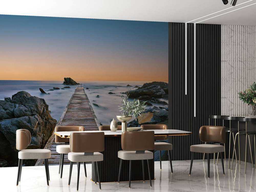 Molo su una riva rocciosa