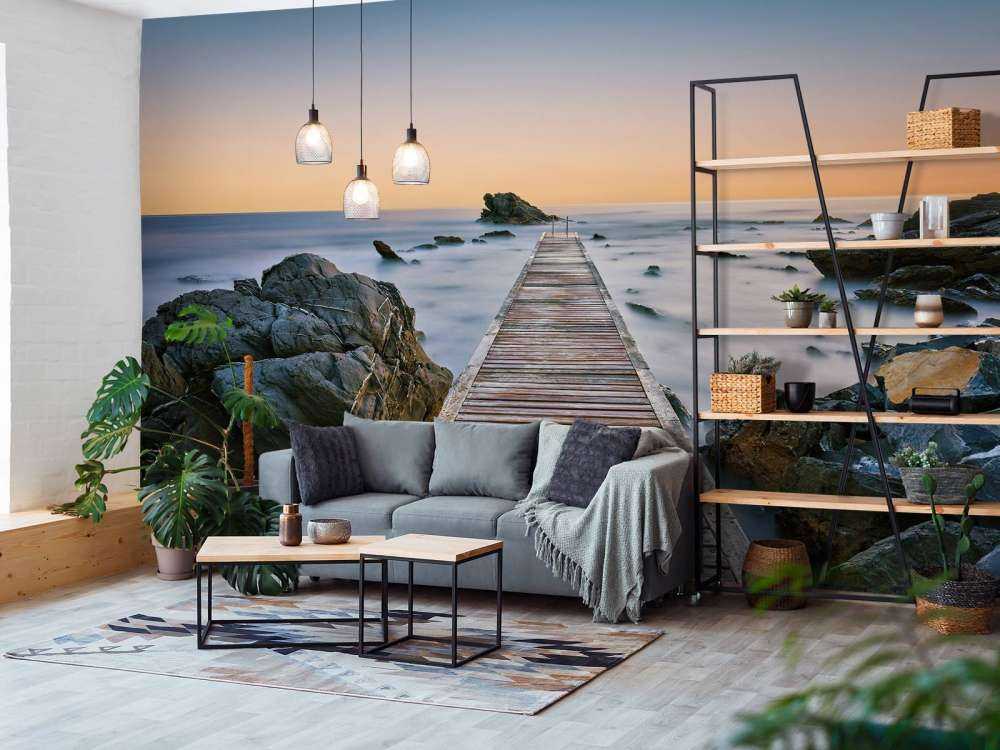 Molo su una riva rocciosa