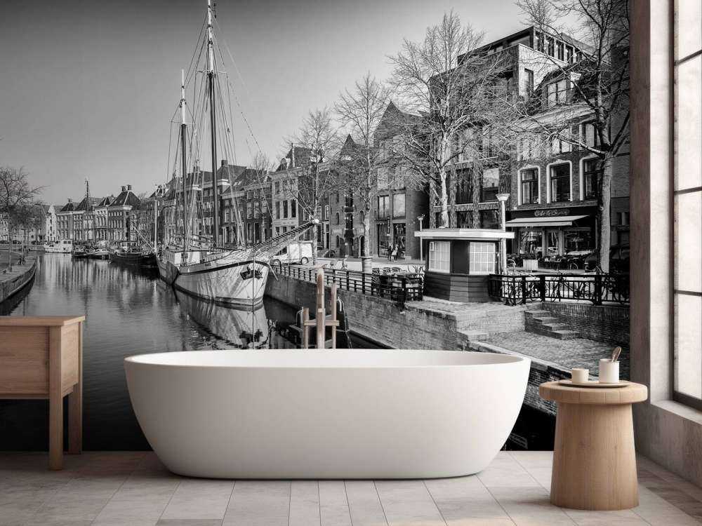 Nave storica situata nel fiume A a Groninga In bianco e nero 