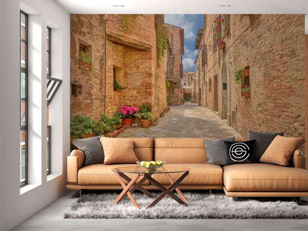 Strada italiana con piante e fiori