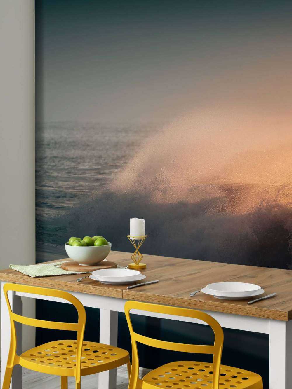 Onde che si infrangono sulla spiaggia