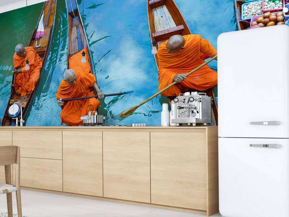 Monaco in barca di legno