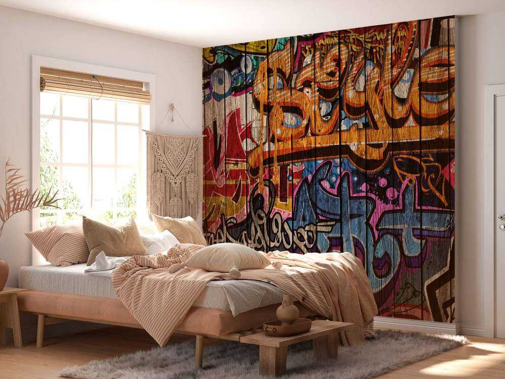 Graffiti con lettere su legno