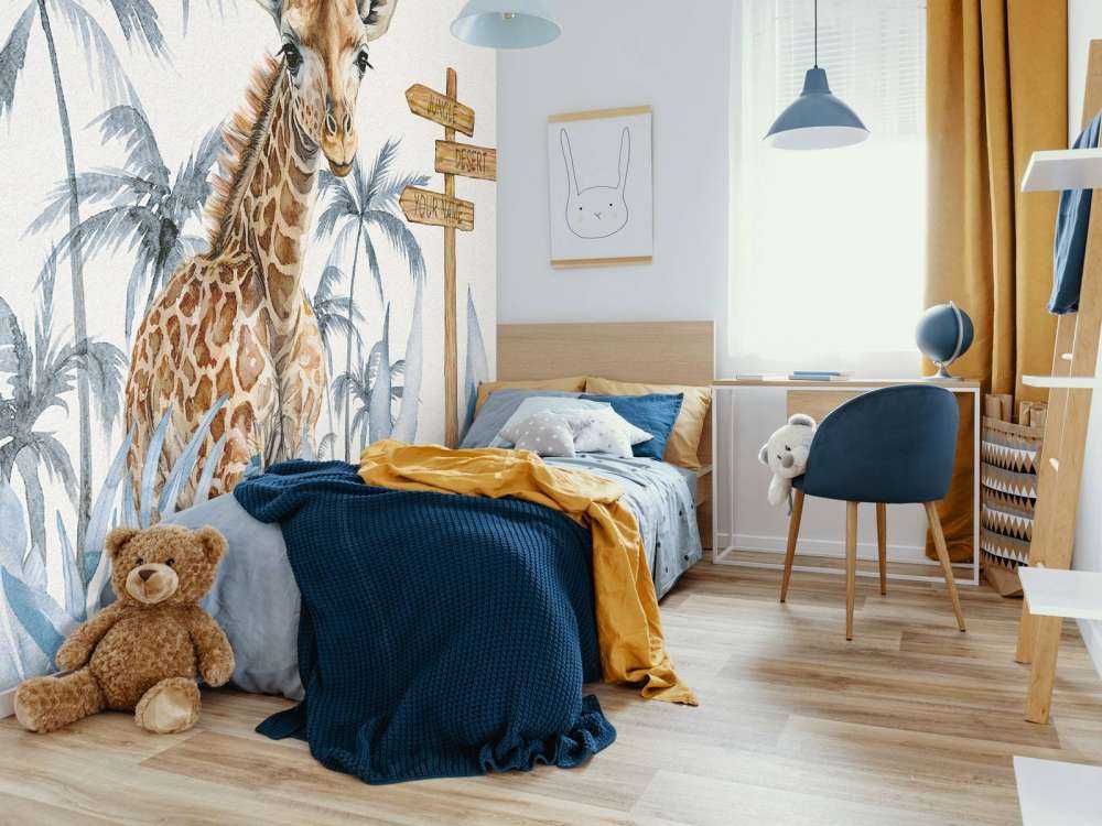 Baby giraffa nella giungla blu