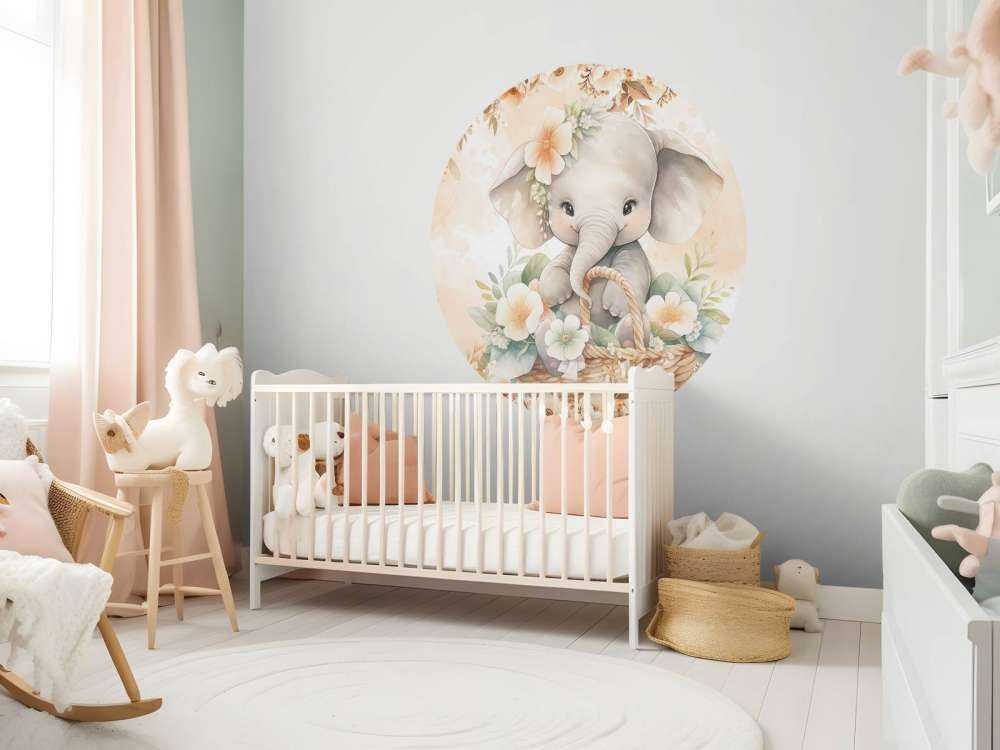 Elefante ombreggiato nel cesto di fiori