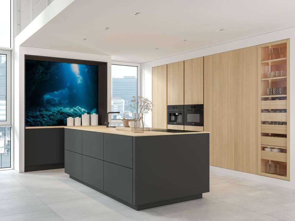 Grotta scura nell'oceano