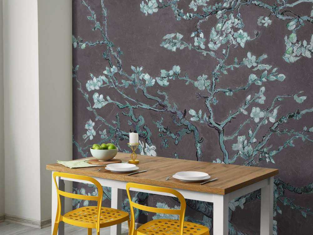 Fiori di mandorlo con sfumature blu