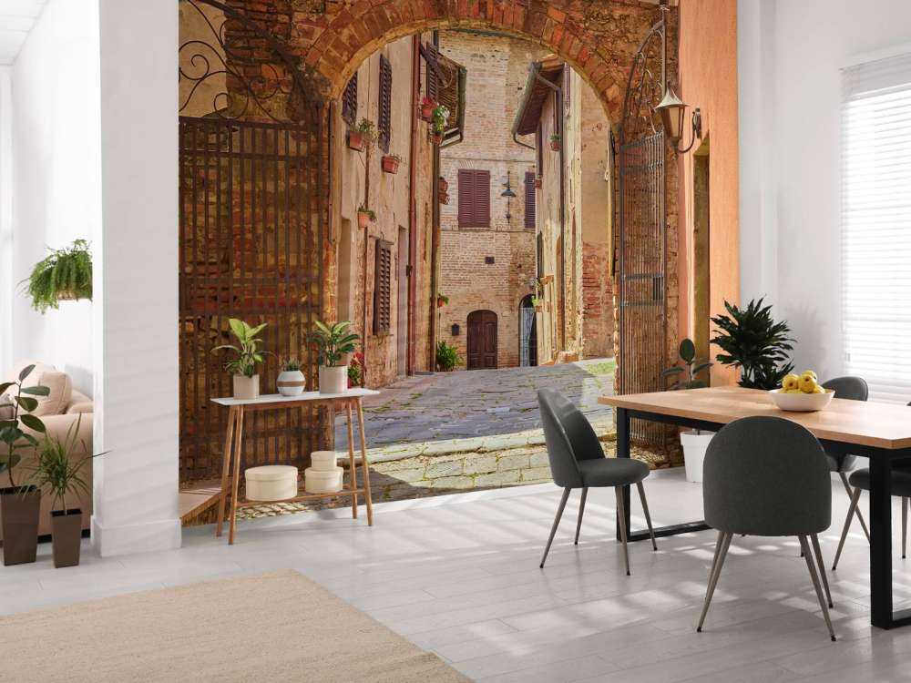 Strada con arco e cancello