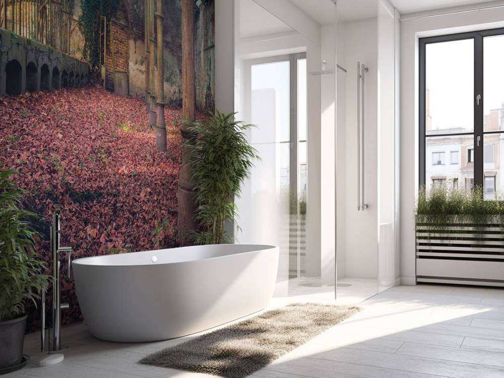 Casa abbandonata con foglie