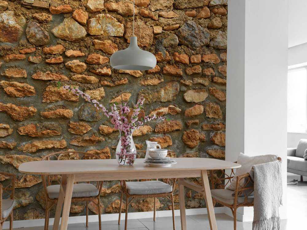 Grande parete con pietre grezze di diverse dimensioni