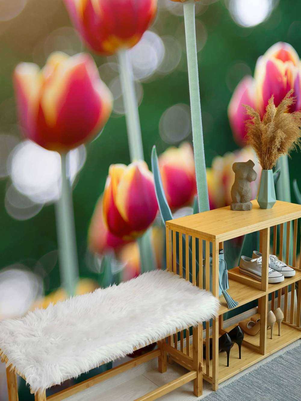 Rosso con tulipani gialli