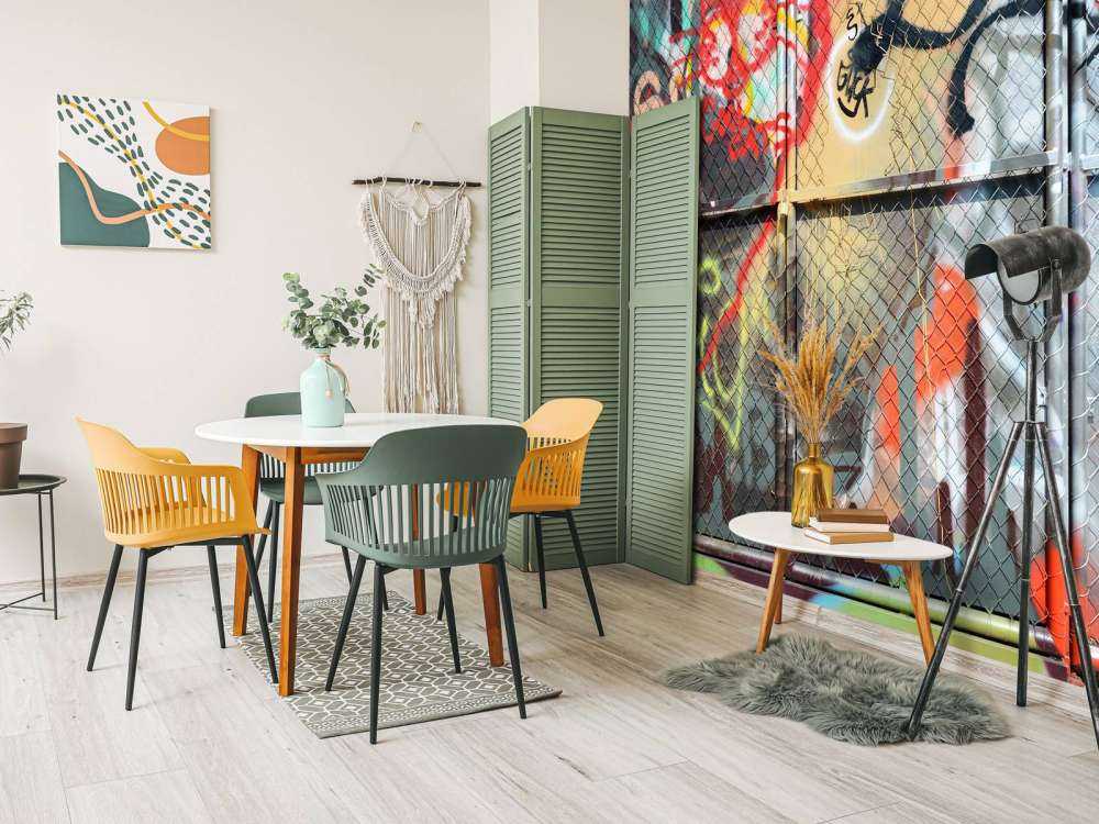 Graffiti su porte in acciaio