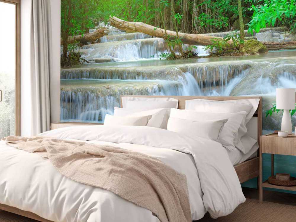 Ampia cascata nella foresta