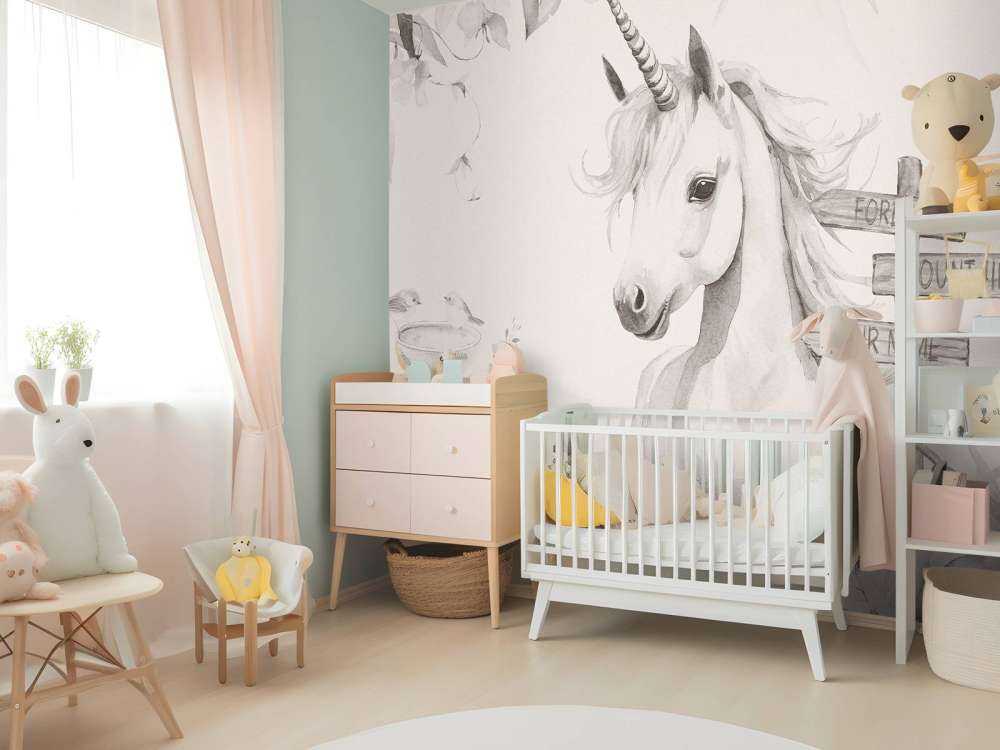 Bambino unicorno con piante beige