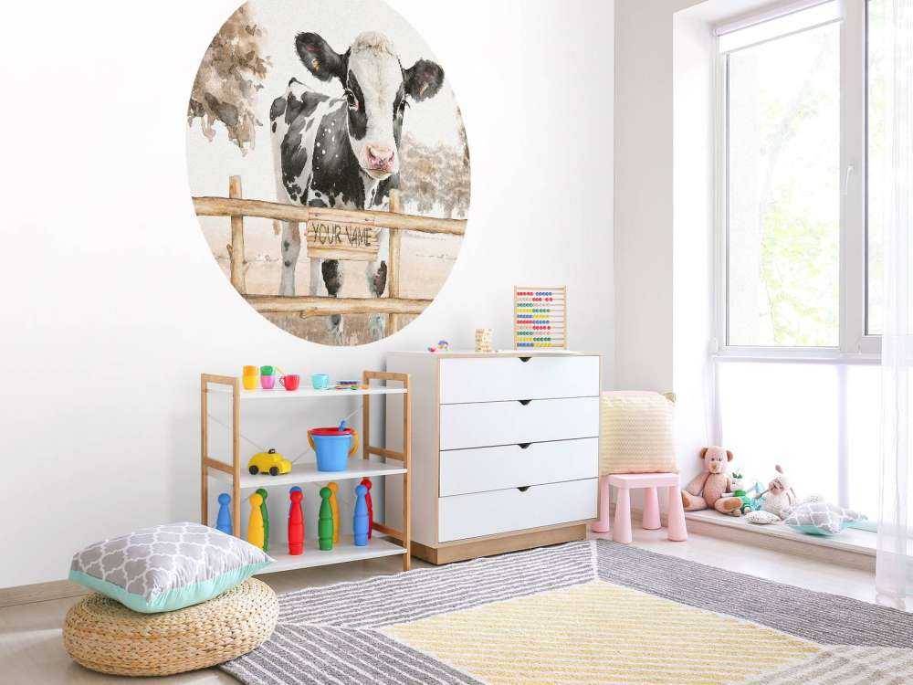 Giovane mucca in un prato grigio