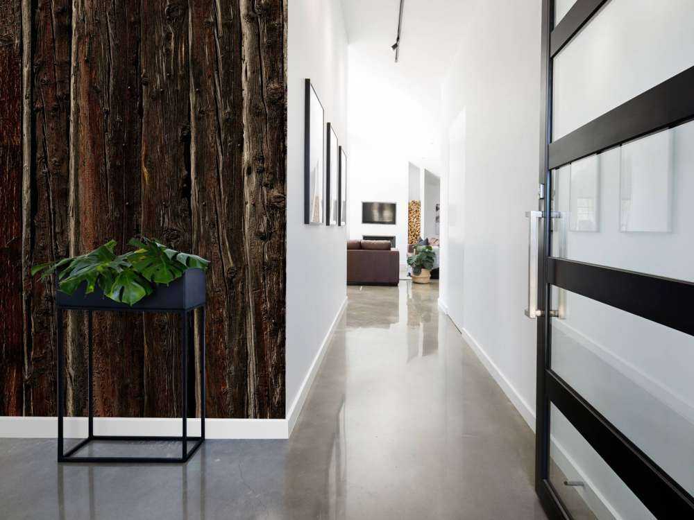 Legno grezzo con chiodi