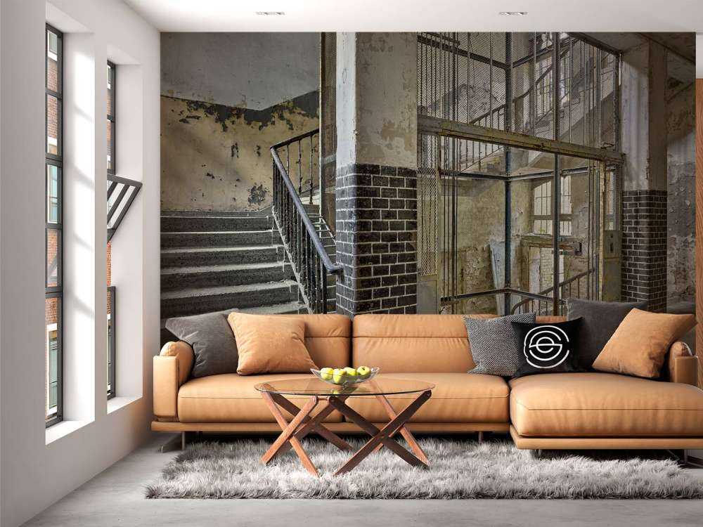 Vecchio pozzo dell'ascensore con scale