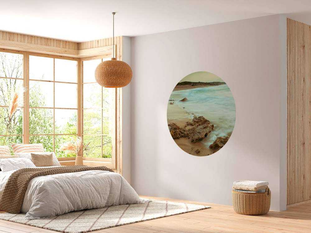 Spiaggia tranquilla con rocce