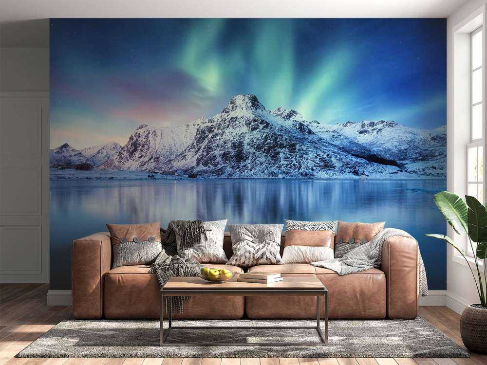 Aurora boreale su un oceano e montagne ghiacciate