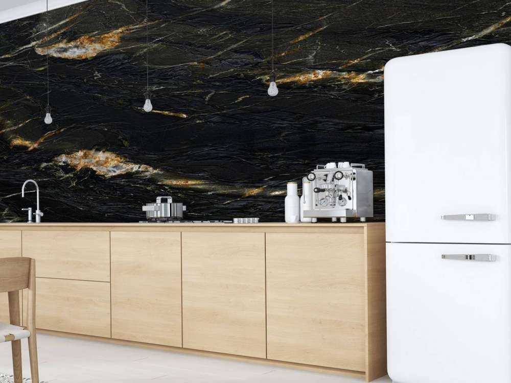 Marmo scuro con strisce