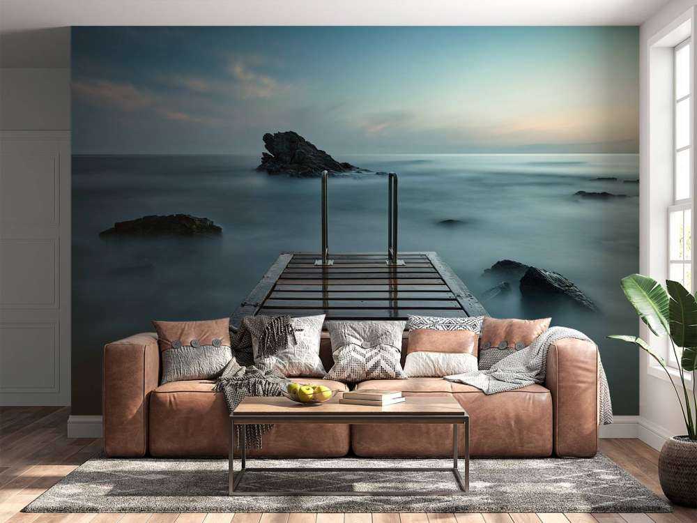 Molo di legno in riva al mare