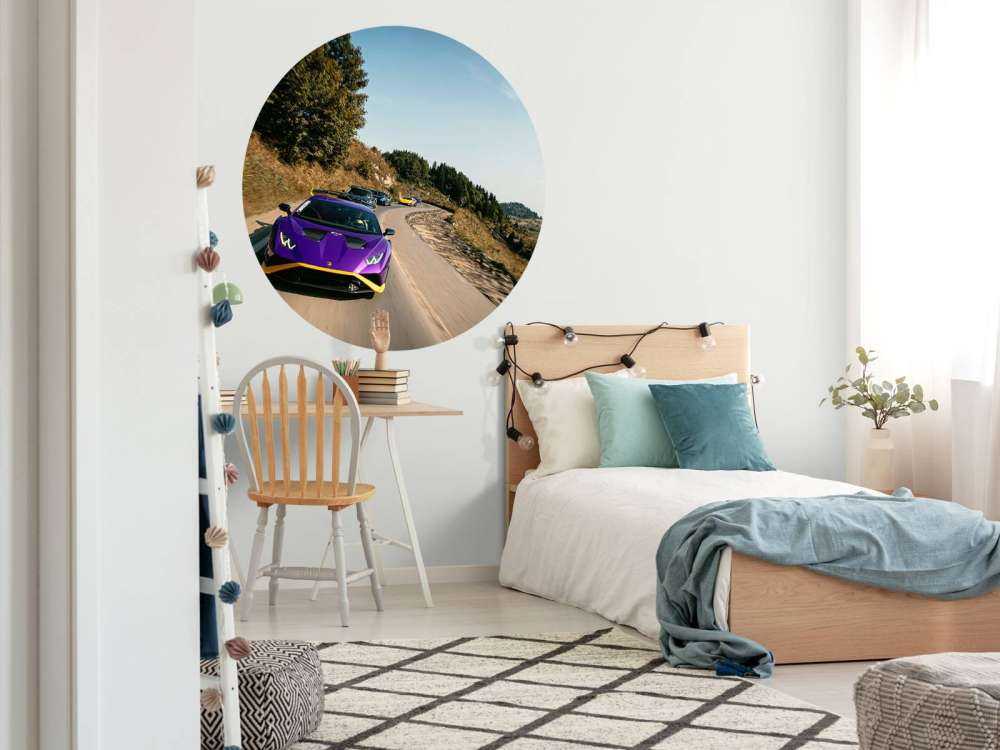 Convoglio di supercar attraverso le montagne