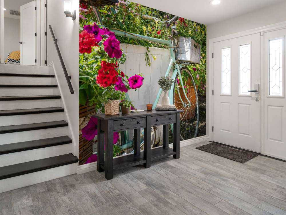 Vecchia bicicletta con fiori