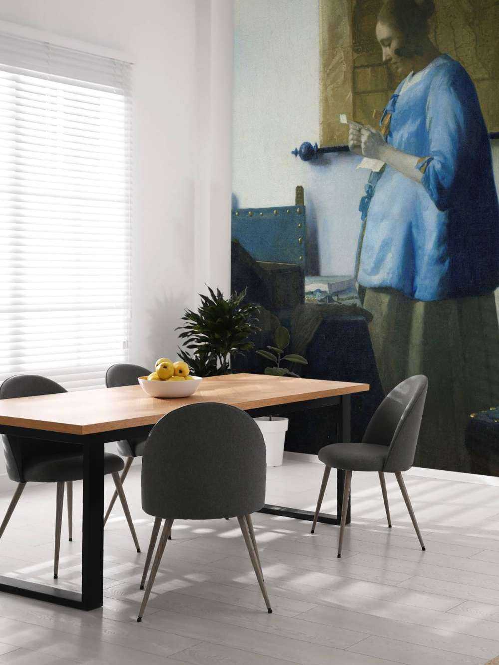 Donna che legge una lettera