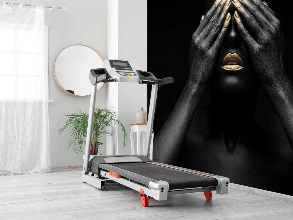 Donna con le mani davanti agli occhi