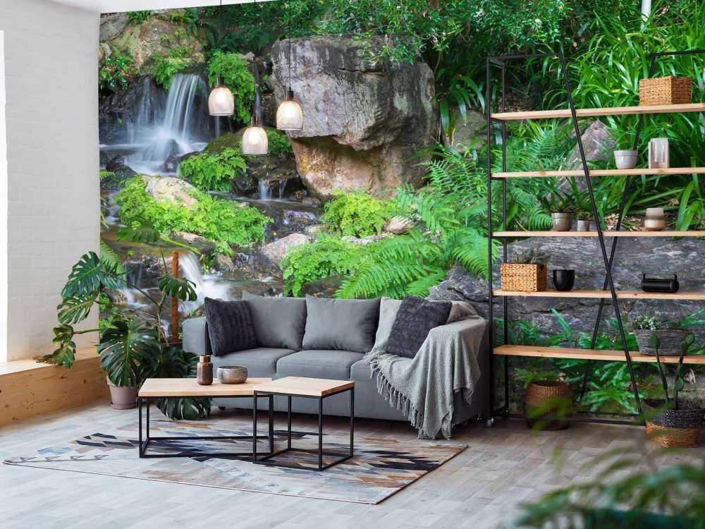 Cascata con piante tropicali