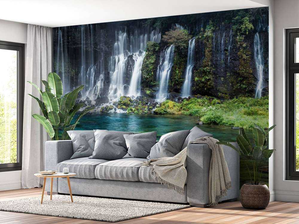Panorama della cascata con acqua turchese blu turchese