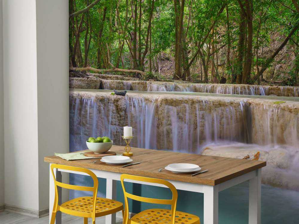 Cascata nella foresta pluviale profonda