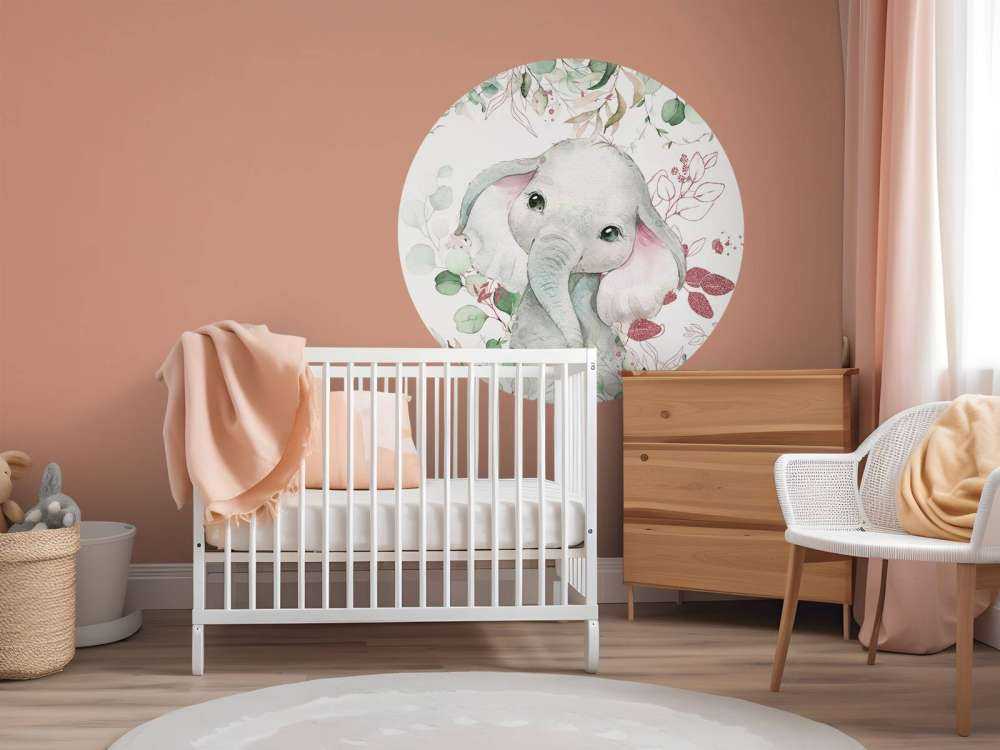 Baby elefante con foglie di menta e rosa