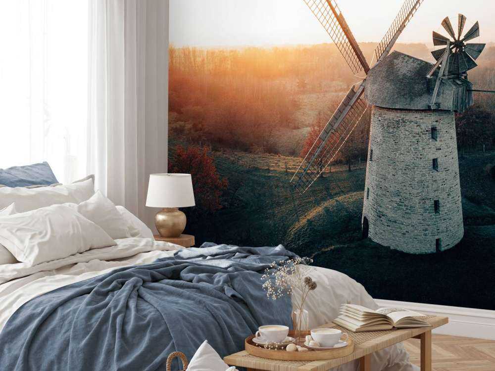 Mulino a vento in splendida luce al tramonto