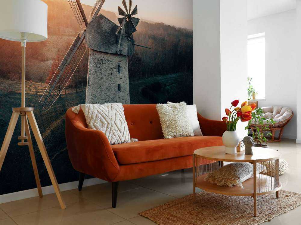 Mulino a vento in splendida luce al tramonto