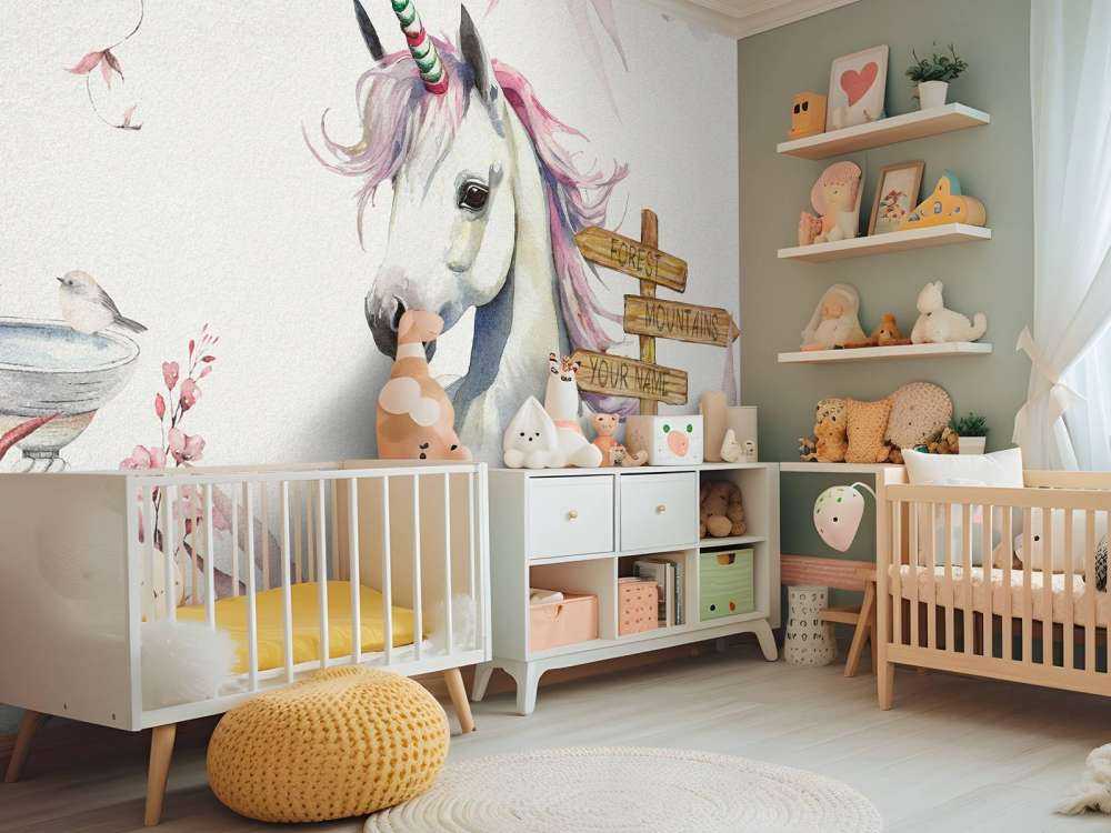 Baby unicorno con piante rosa