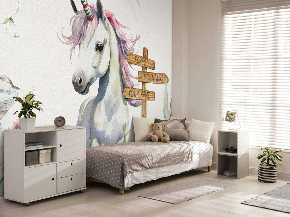 Baby unicorno con piante