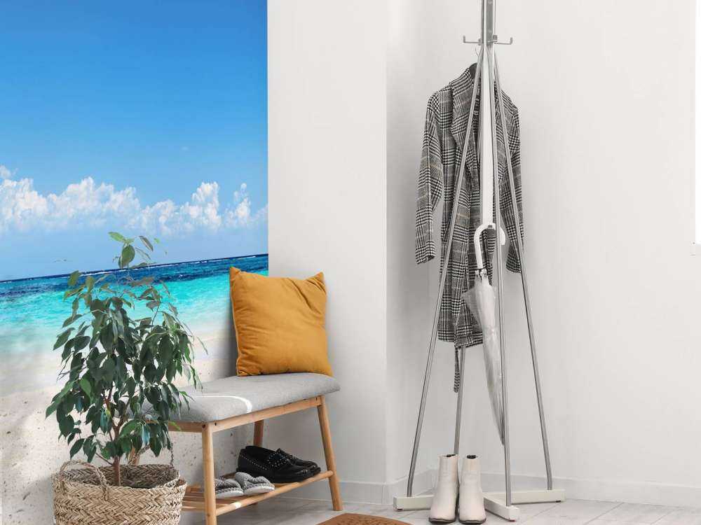 Sedie e ombrellone sulla spiaggia tropicale