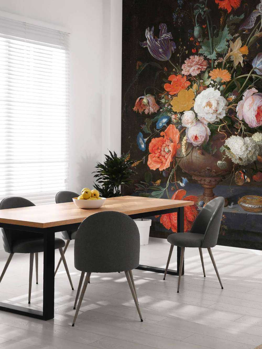 Natura morta con fiori e orologio