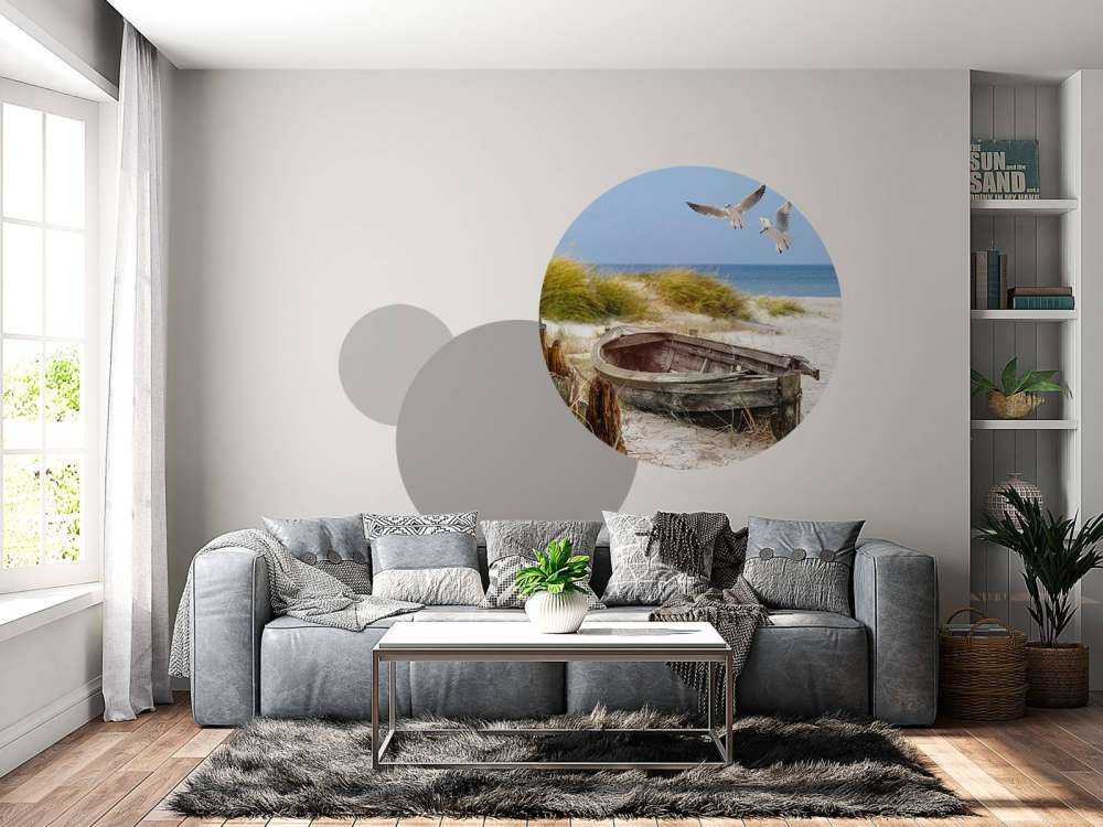 Vecchia barca da pesca, gabbiani, spiaggia e mare